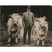 1917 Press Photo George Stallings at Atlanta Ga fair with cattle