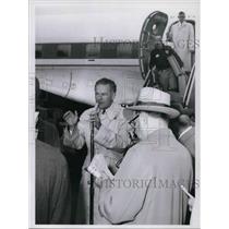 1960 Press Photo Henry Cobot Lodge upon airport arrival
