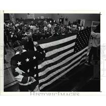 1991 Press Photo Chris Lukasik of Kent State observes silence with other pro-war