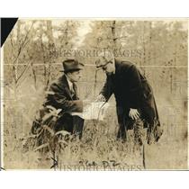 1919 Press Photo Arthur Reeve, JH Duckworth at site a body was found