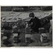 1968 Press Photo Girl brushes the hypocaust, which used for underfloor heating