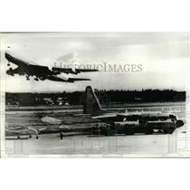 1971 Press Photo Canadian mercy plane is refueled at Don Muang Airport , Bangkok