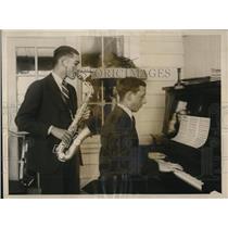 1926 Press Photo Gerald Free playing sax, Lloyd Free on Piano - nee11380