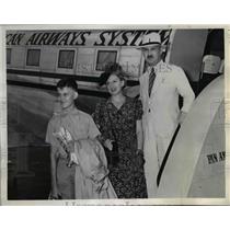 1943 Press Photo Edouard Bourquin, Board Pan American Clipper in Miami Secretary