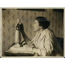 1918 Press Photo Lucille Swain Bluur Working on Portrait Temple Duncan