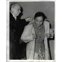 1970 Press Photo Viet Cong Representative Nguyen Thi Bin Puts on Coat, Paris