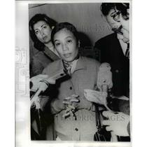 1970 Press Photo Viet Cong Foreign Minister Nguyen Thi Binh with Reporters