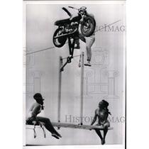 1968 Press Photo Stuntman Adrian Labal The Flying Devils Roslyn Hay, Ursula