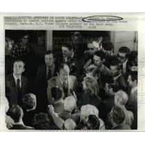 1972 Press Photo Senators Hubert Humphrey Surrounded by Secret Service Men