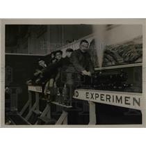 1923 Press Photo Model railway train & youngsters at exhibit - nex83176