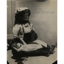 1918 Press Photo An English dill made by woman seeking new business
