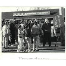 1989 Press Photo Residents of Colinwood Village Protest at Convenient Food Mart