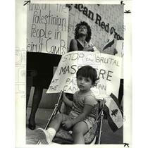 1985 Press Photo Theresa Eadeh protest in front of Red Cross headquarters