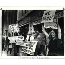 1985 Press Photo The demonstrators in a victory celebration - cva76141