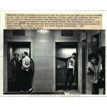 1985 Press Photo Protestors from the South African Coalition at Standard Bldg