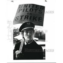 1985 Press Photo Lady Pilot Susan Arthurs Talks from the Picket Line - cva98853