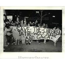 1987 Press Photo Children Lead the Parade of Palestinians thru Public Square