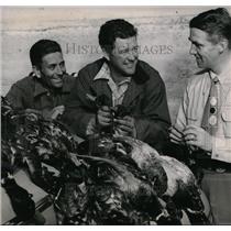 1948 Press Photo Actor Dennis Morgan Sol Bianco Matt Finnigan Go Duck Hunting