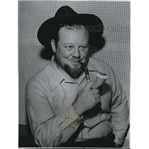 1949 Press Photo Burl Ives while wearing a hat in the picture