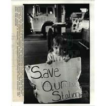 1984 Press Photo Shannon McDaniel with the sign to reopen Cleveland Fire Station