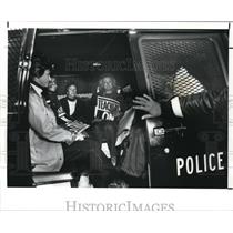 1988 Press Photo Memorial Elementary School striking teachers arrested