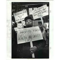 1989 Press Photo William Calhoun attended the rally supporting fired workers