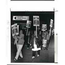 1989 Press Photo Pickets at Metro Health General Hospital - cva98857