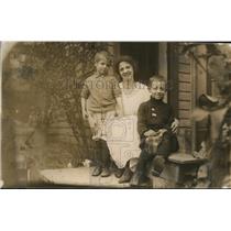 1918 Press Photo Mrs Isabel Allen Brumit originator of Speak English & her kids