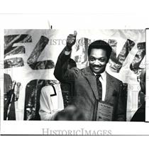 1988 Press Photo Jesse Jackson Raises Thumb to United Food & Commercial Workers