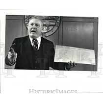 1982 Press Photo Francis Gaul County Treasurer show election verifies signature.