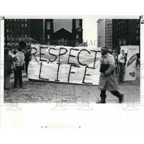 1987 Press Photo Abortion Protestors outside Greater Cleveland Public Square