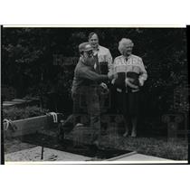 1982 Press Photo George and Barbara Bush play horseshoes - cva11488
