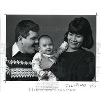 1988 Press Photo Brian Hallisy with her Filipina bride Maribel and son Brian Jr.