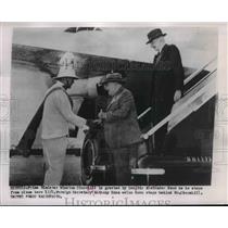 1953 Press Photo Prime Minister Winston Churchill greeted by Gov.Alexander Hood