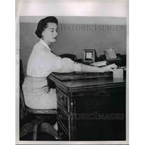 1954 Press Photo Office Secretary band keeps blouse down under  - nee91341