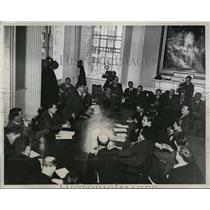 1934 Press Photo New York Mayor La Guardia orders peace during taxi strike NYC