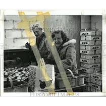 1988 Press Photo Charlie Poulson and wife Jean, at their 50 acre farm
