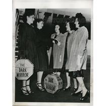 1946 Press Photo New York Vesta and Veda Ryker greet Sinclair triplets NYC