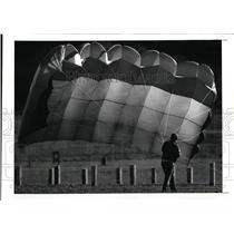 1989 Press Photo Dave Cox and his parachute at Edgewater Park - cvo01352