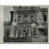 1950 Press Photo Ellis family on steps of "The Breakers" Vanderbilt Mansion, RI.