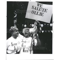 1987 Press Photo Supporters rallying for Oliver North