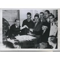 1945 Press Photo Woman votes in a Portuguese election while a group of men watch
