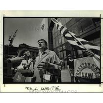 1990 Press Photo Bob Nece of UAW demontrates against six tax at BP America
