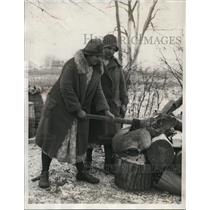 1932 Press Photo Mary & Katherin Steiff Chopping Wood at Illinois Farm