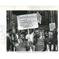 1983 Press Photo Latino construction workers fighting