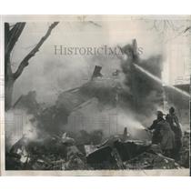 1952 Press Photo NYC Firemen Working on Plane Wreckage