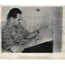 1952 Press Photo Boston Red Sox manager Lou Boudreau looks at Ted Williams stats
