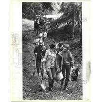 1989 Press Photo Whidbey Action Members Walk Towards Clear Area with Seedlings