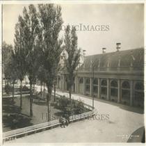 1913 Press Photo Park Outside A Building
