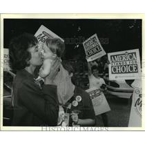 1989 Press Photo Women's Lives Rally Faye Wattleton kisses baby Allison Mandel